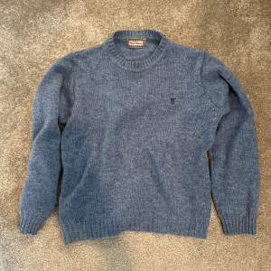 Riktigt snygg tommas burberry tröja i 100% ull. Gammal tröja som inte längre finns men väldigt bra skick! Hör av er vid funderingar!