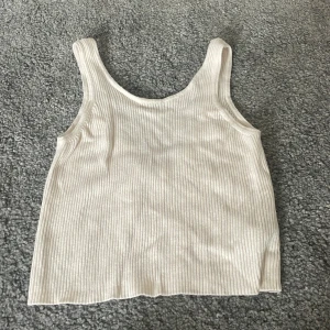 beige topp - beige topp från Zara, använd få gånger. I storlek 152. Köpt för 179 säljes för 29