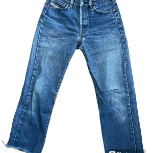 ett par feta diesel jeans som säljs för 200kr.  Storlek: XS i herr Mått: 36cm i bredd och 83cm i längd