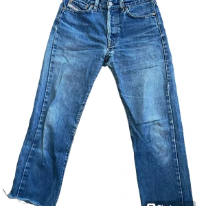 Diesel jeans - ett par feta diesel jeans som säljs för 200kr.  Storlek: XS i herr Mått: 36cm i bredd och 83cm i längd