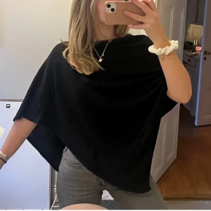 Poncho  - Säljer denna supersköna stickade ponchon , lånade bilder❤️