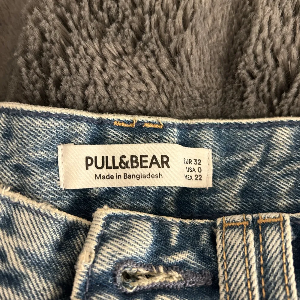 Säljer jättefina jeans shorts från Pull & Bear!💕köpte de från zalando men märket är pull & bear, säljer de på grund av att de blivit för små för mig❤️använt dom max 2 gånger 🫶🏼 . Shorts.