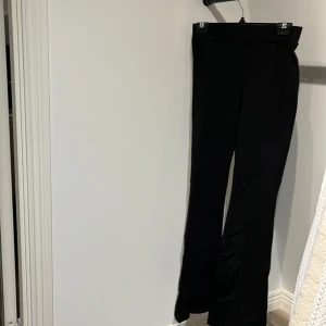 Kostymbyxor  - Svarta kostymbyxor i mjukare material, mer som tjocka tights. Dem har bootcut.