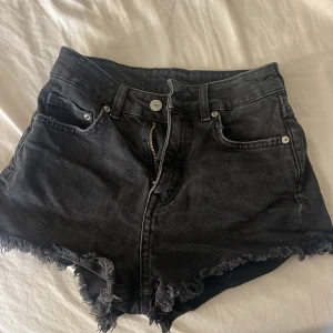 Jeans shorts  - Säljer dessa för de är för små för mig. Köpta här på plick men är från hm 💕