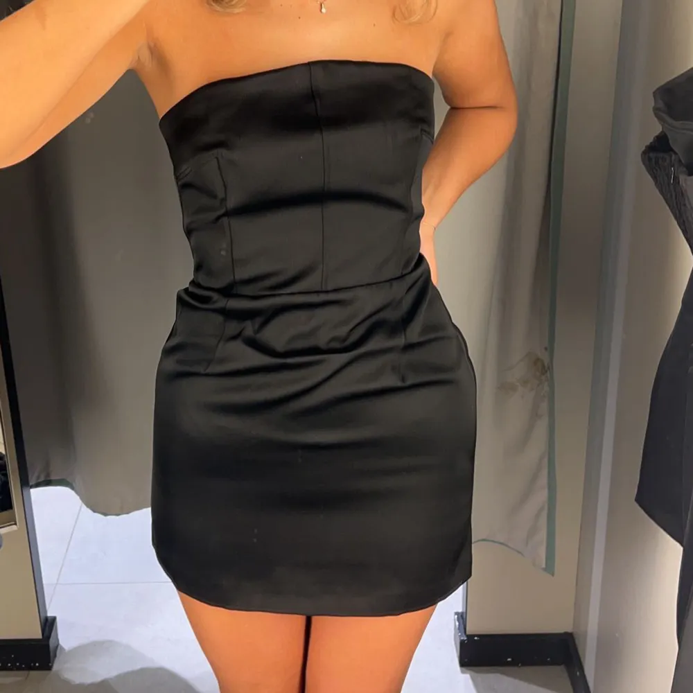 Så fin svart klänning från H&M, endast använd en gång. Klänningar.