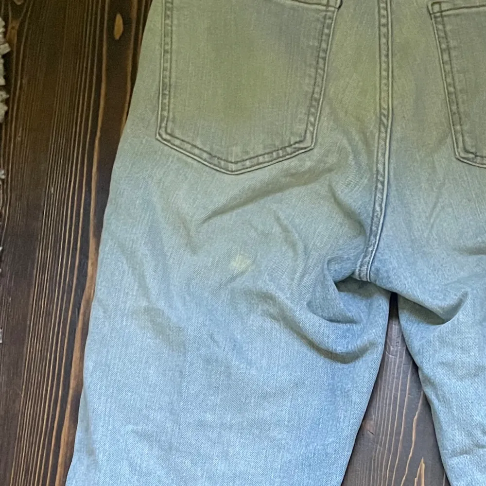 säljer mina ljusblåa jeans från lindex, dem har en lite fläck på baksidan men den syns knappast🩵. Jeans & Byxor.