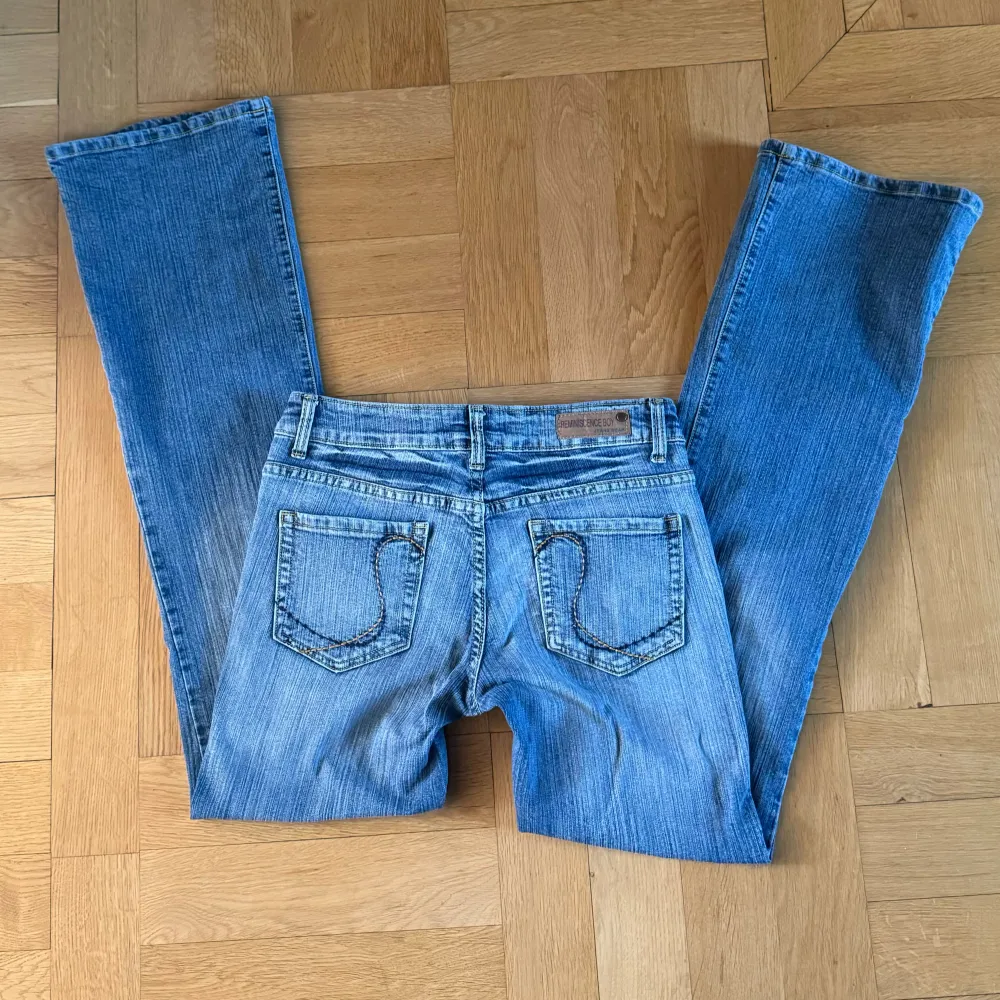 Superfina lågmidjade bootcut jeans i superfint skick. Kontakta vid frågor.🤍. Jeans & Byxor.