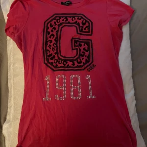 Vintage guess tröja - Hejj jag säljer denna vintage guess tröjan, inga defekter. 