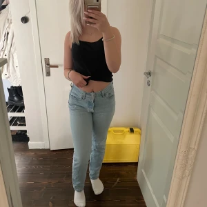 jeans  - säljer mina levis jeans som är knappast använda, skulle säga att storleken är s!