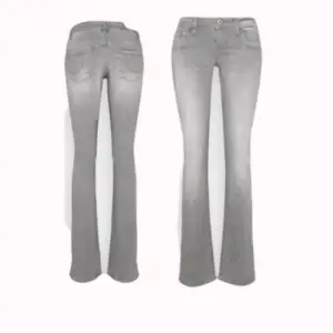 Säljer dessa lågmidjade gråa Ltb jeans som tyvärr inte kommer till användning längre då de har blivit för stora (det inga bilder på!)  De är i super bra skick o stretchiga  De är i storlek 28/36 Säljs på Zalando för 799kr