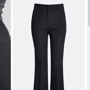 Kostymbyxor  - Vilma kostymbyxor medelhög. Perfekt skick. Inga skador. Storlek 36 motsvarar S. Har 3 par säljer 2 av dom. Skickar fler bilder, pris diskuteras vid snabb affär🥰 nypris 499 säljer för 249. 