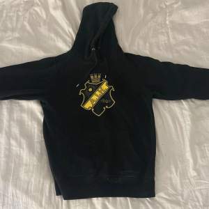 Säljer nu min AIK hoodie storlek s passar dom som har m köpt för 900 på aik shoppen säljer för 200 pris kan sänkas vid snabb affär 