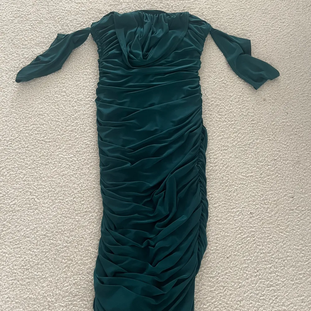 Säljer min fina 18-års klänning som endast är använd 1 gång. Jätte fint skick, super fin grön Emerald färg. . Klänningar.