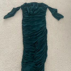 Emerald Grön festklänning  - Säljer min fina 18-års klänning som endast är använd 1 gång. Jätte fint skick, super fin grön Emerald färg. 