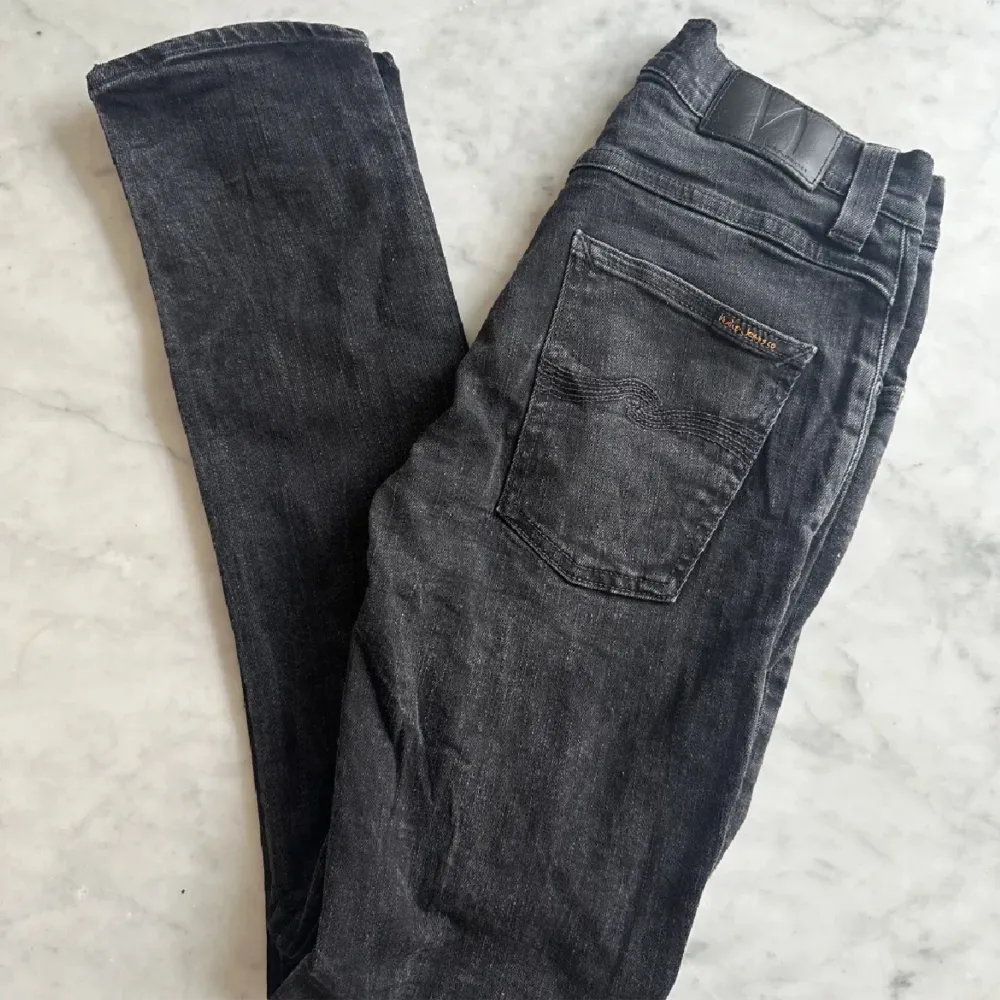 Säljer minna nudie jeans som blivit för små. De är i bra skick 8/10 och de är i stl W30 L32 men de passar som W28 L32. Modellen är grim Tim. Nypris 1400 mitt pris 300. Bara att höra av dig om du undrar något🙌. Jeans & Byxor.