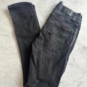 Nudie jeans svarta - Säljer minna nudie jeans som blivit för små. De är i bra skick 8/10 och de är i stl W30 L32 men de passar som W28 L32. Modellen är grim Tim. Nypris 1400 mitt pris 300. Bara att höra av dig om du undrar något🙌