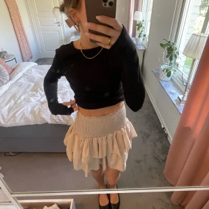 Beige volangkjol - Volangkjol från Neo Noir i superfint skick som går att använda både som kjol och topp 💕 Köpt för 449 kr