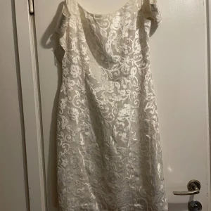 Oanvänd vit klänning  - Exklusive och elegant vit klänning. Perfekt till studenten, midsommar eller sommarfester.   Oanvänd med etikett kvar 