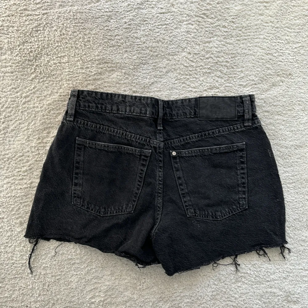 Ett par så fina lågmidjade svarta jeansshorts i storlek 36 som kommer va så snygga till sommaren❤️ Säljer då de inte kommer till användning🌸. Shorts.