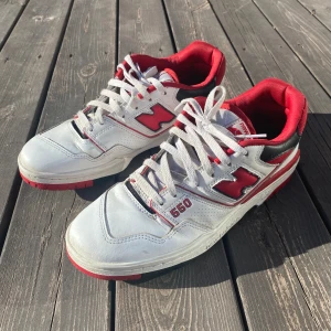New balance 550 - Ett par new balance skor i storlek 44,5. Köpta på footlocker i Stockholm. Dom är använda men fortfarande helt ok skick. Nypris ungefär 1600-1700 säljer för 250
