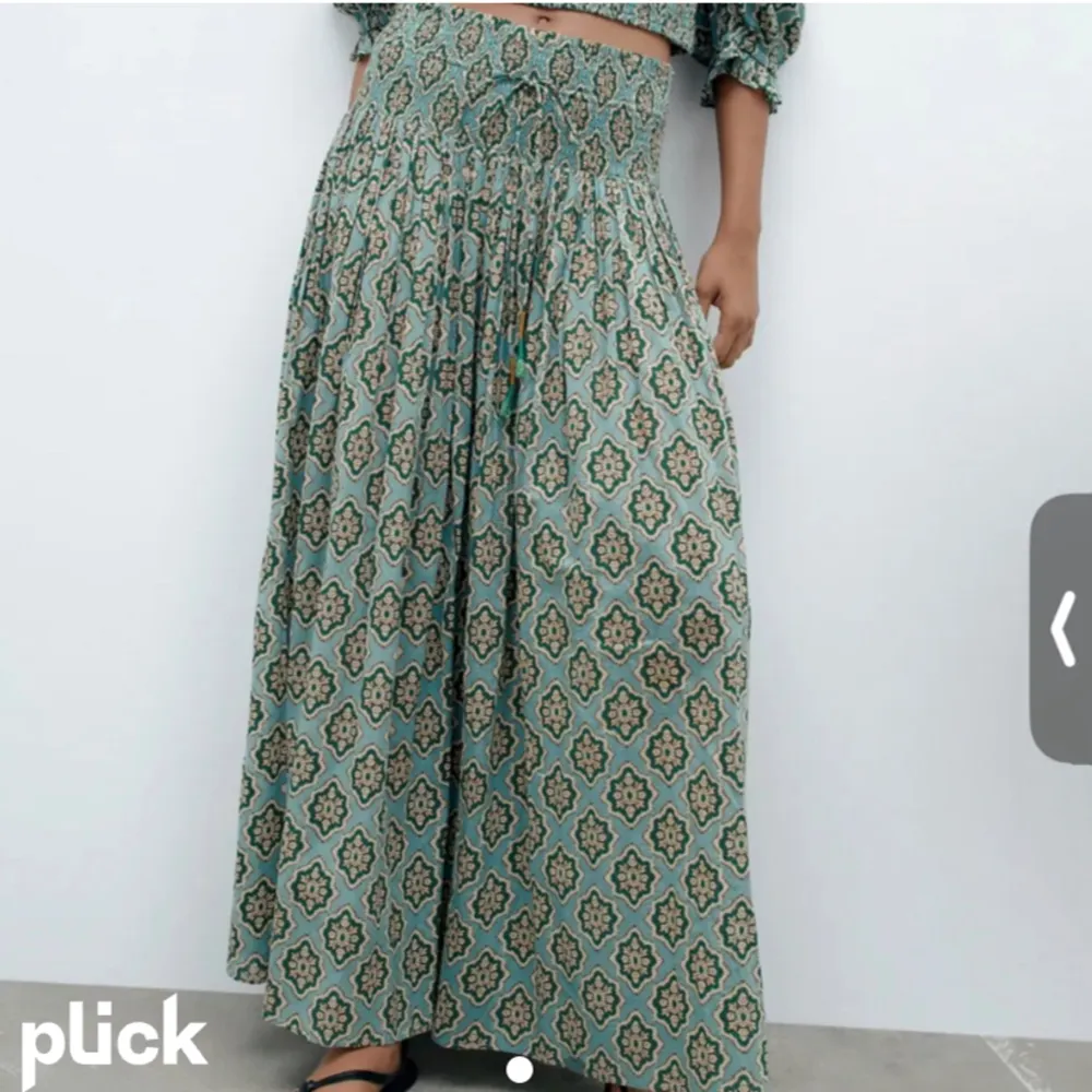 Jätte fin lång kjol ifrån Zara ,perfekt nu inför sommaren🤩 Jag köpte den på Plick men den kommer tyvärr inte komma till användning 💗. Kjolar.