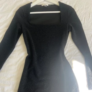  Glittrig klänning -  Fin glittrig klänning som aldrig har använts Passar perfekt till Taylor Swift konsert