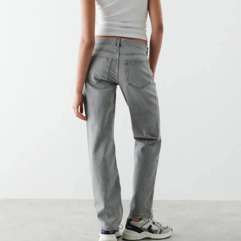 Low straight jeans från Gina Tricot som är helt slutsålda, 500kr nypris knappt använda🎀 strlk 36, skriv för frågor!!. Jeans & Byxor.