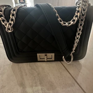 Svart väska🖤 - Skit snygg svart väska, i bra skick 🖤 knappt använd, säljer pga den inte kommer till användning 🖤