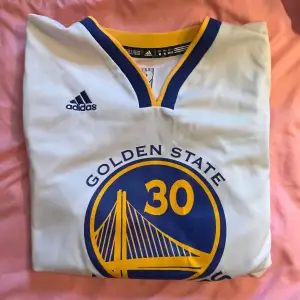 NBA Golden State Warriors jersey i storlek M, köpt på Footlocker för några år sen och bara provat 1-2 ggr, annars oanvänd. 250 kr + frakt 🌟 Tar ej Swish utan bara ”Köp nu”!