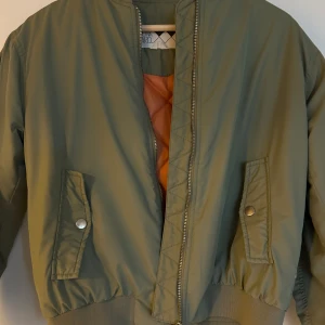 Grön junkyard jacka   - Sparsamt använd och i bra skick. XS men passar även en S, beror lite på hur tajt man vill att den ska sitta. Värmeskala 3 av 4, passar perfekt till våren och hösten 
