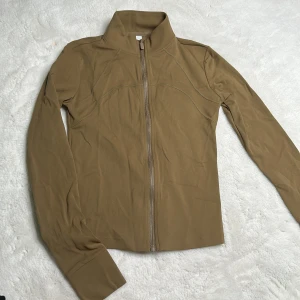 Tränings tröja  - Brun tränings tröja/jacka Den är mer brun i verkligheten (den ser grönare ut på bilden)  Oanvänd, saknar logga Strl S/M