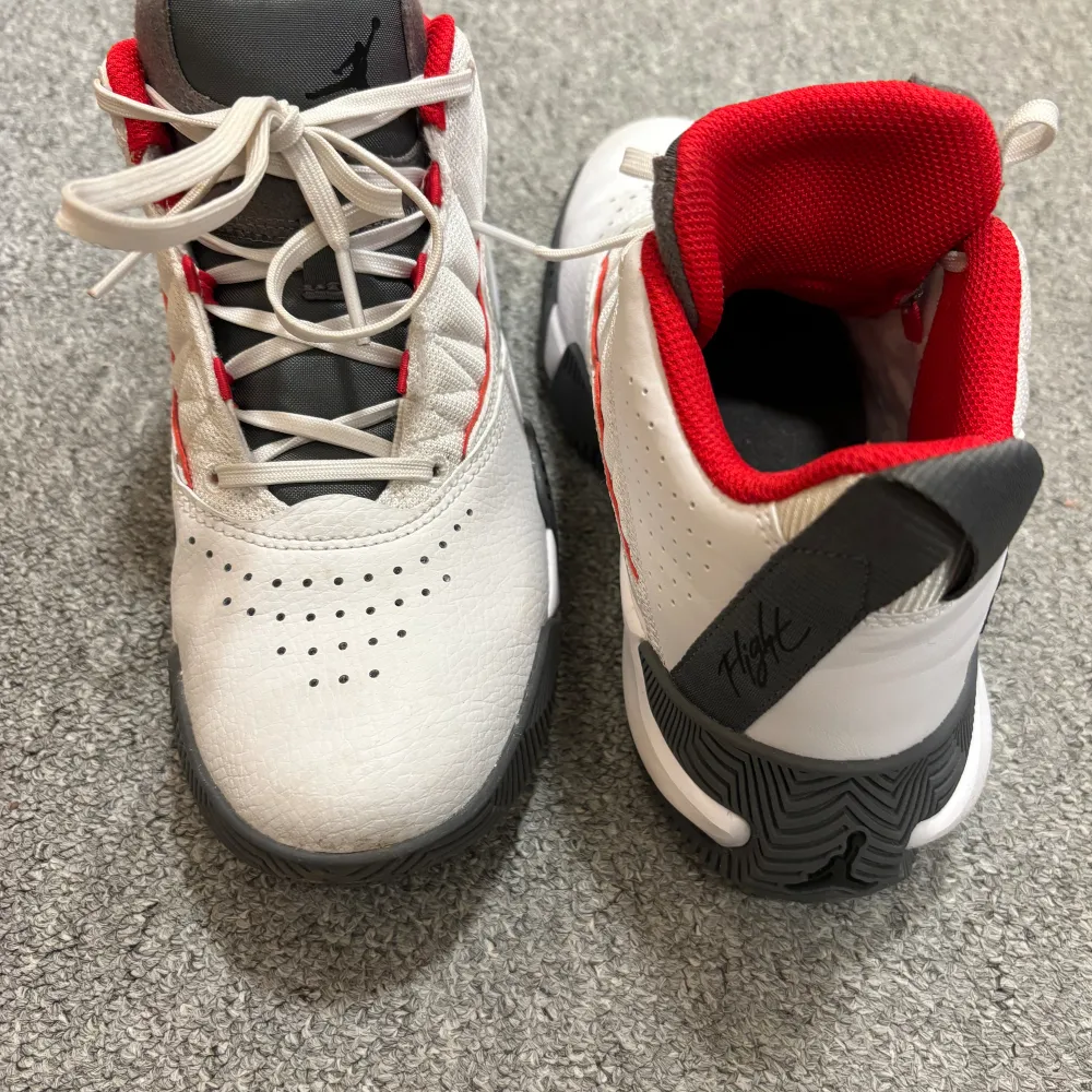 Jordan skor Använda några gånger (5gng) Basket skor Säljer för att dem var för små  Storlek 36 . Skor.