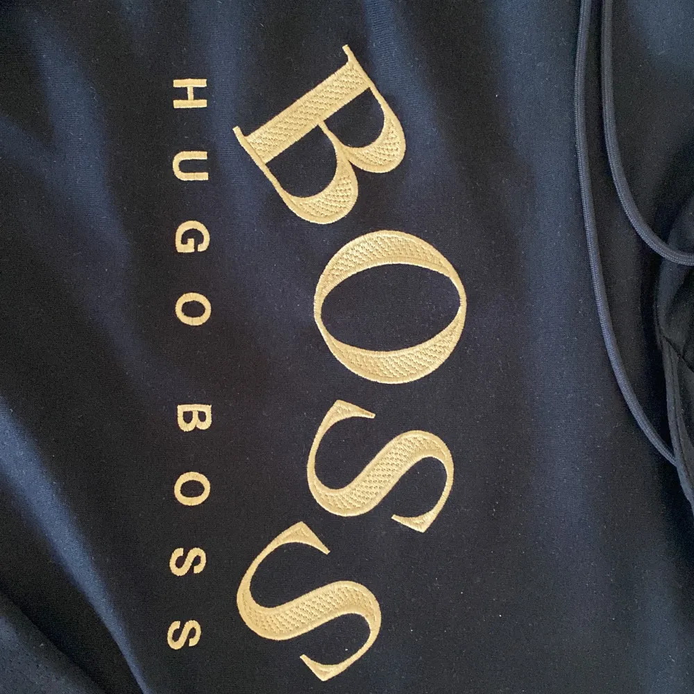 Säljer min Hugo boss hoodie då den inte passar mig längre. Storleken är S och skicket är i topp.  . Hoodies.