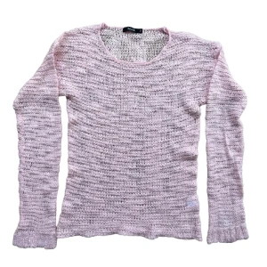 Rosa tröja - Glesstickad rosa tröja  Den är använd så finns lite noppror på vissa ställen annars bra skick💖