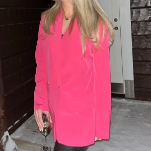 Kavaj - Rosa oversized kavaj från missguided i strl 34/36