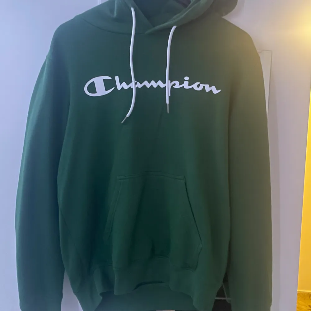 Säljer min gröna Champion hoodie som är använd i väldigt gott skick. . Hoodies.