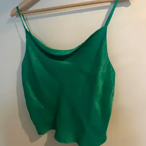 Grönt linne från Zara i storlek Small. 