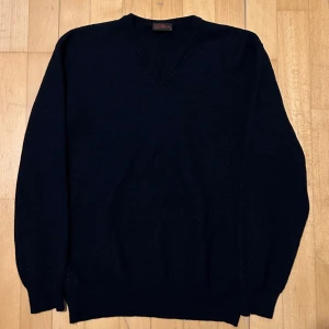 Oscar Jacobson Tröja - Storlek XS/S Tröjan är Mörkblå, ser svart ut på bilden