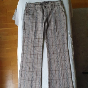 Lågmidjade kostymbyxor st 26 - Superfina lågmidjade kostymbyxor med flare i storlek 26