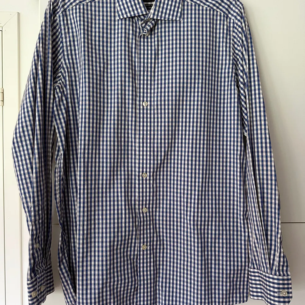 Skjorta herr från märket Eton, nypris 1700kr, nyskick då den knappast är använd, storlek 41 Frakt ingår inte i priset!. Skjortor.