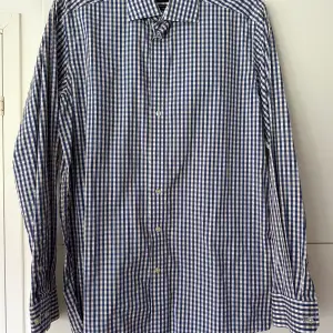 Skjorta herr från märket Eton, nypris 1700kr, nyskick då den knappast är använd, storlek 41 Frakt ingår inte i priset!