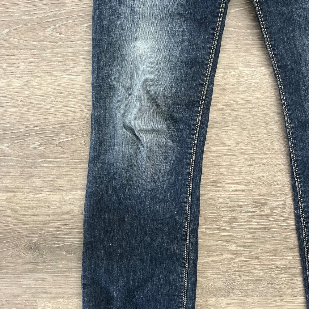 Säljer dessa snygga bootcut jeans från Lindex i strl 30/30 som passar mig som vanligtvis har S och är 162cm lång. Säljer då de inte längre kommer till användning, defekter kan förekomma 🤍frakt tillkommer!. Jeans & Byxor.