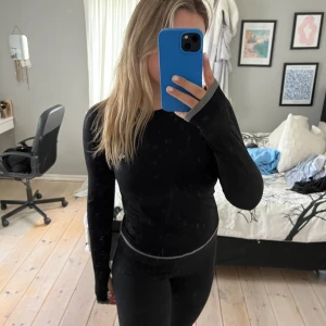 Tränings tröja  - En svart träningströja från Even&Odd. Använd fåtal gånger och utan några defekter! Säljer då den inte kommer till användning. Storleken är M/L men jag skulle säga att den passar S-L beroende på hur man vill att den ska sitta då den är stretchig.