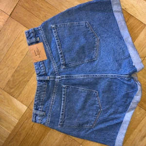 Mom jeans shorts  - Använd fåtal gånger  Midjemått 36cm x2  