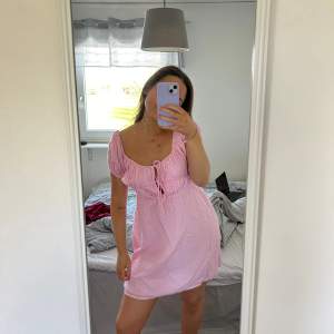 Super söt OANVÄND rosa klänning från Bianca ingrossos kollektion med Nelly!!💘