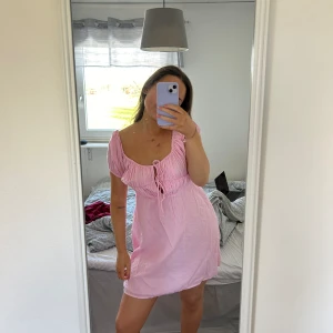 Rosa klänning - Super söt OANVÄND rosa klänning från Bianca ingrossos kollektion med Nelly!!💘
