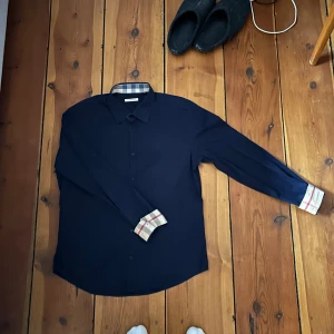 Burberry skjorta - Burberry skjorta 👔 i bra skick👍🏿. Står storlek XXL men passar L, kom privat för frågor eller om du känner dig ensam❤️. Priset är inte hugget🔪 i sten🪨.