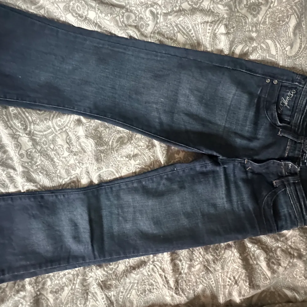 Super fina jeans jag köpt av en vän!! Säljer då dom inte kommer till andvändning länge💞 pris kan diskuteras vid snabb affär!!. Jeans & Byxor.