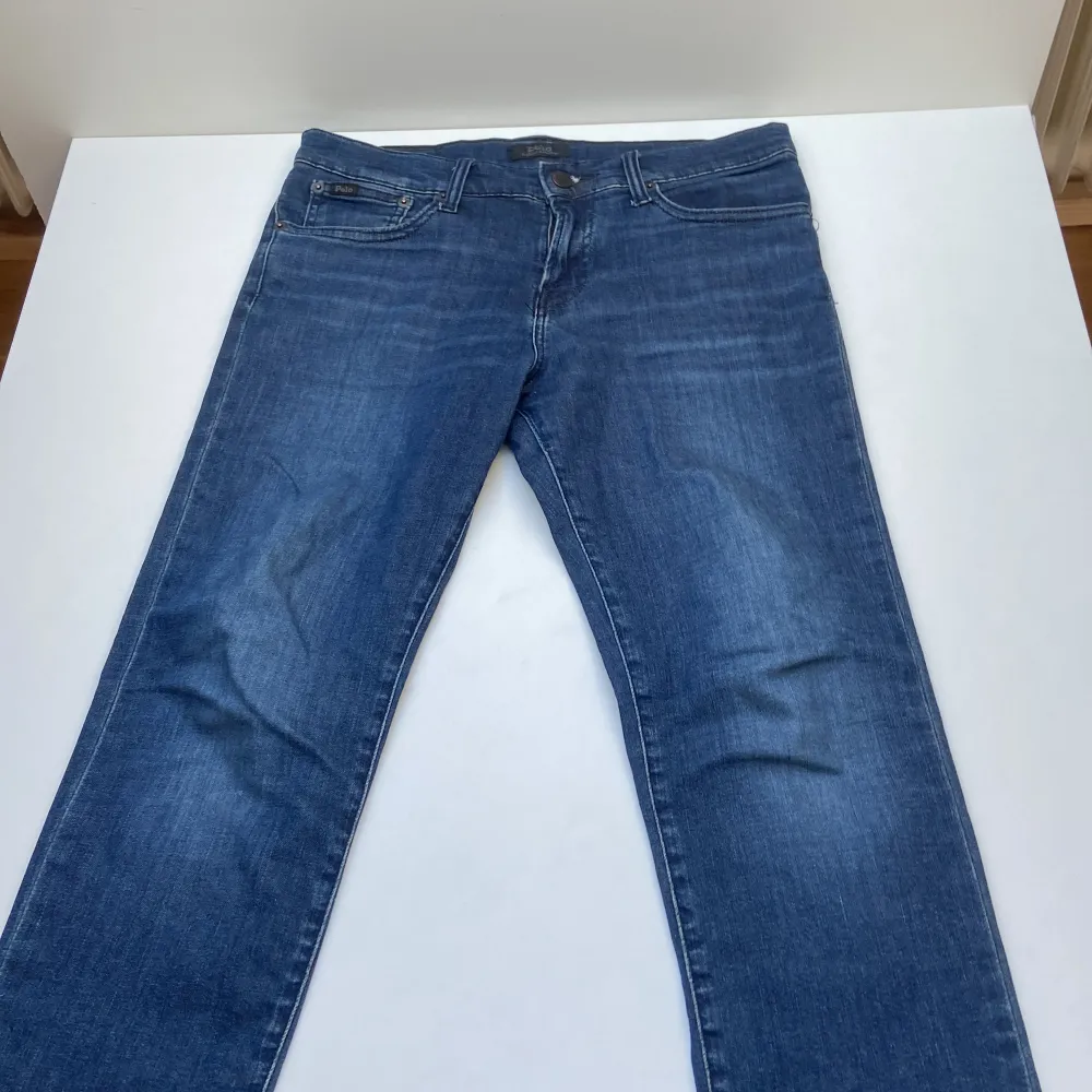 säljer nu dessa feta Ralph lauren jeansen i färgen mörkblå. då de har börjat bli för små för mig. Skick 8/10 Storlek 160-174. Vid frågor eller funderingar är det bara att höra av sig. Mvh SVC. Jeans & Byxor.