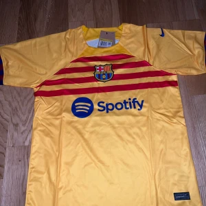 Barcelona fotbollströja - Detta är en fotbollströja från FC Barcelona. Den är helt ny och han säljer den eftersom att den är för stor för honom. Pris och frågor kan diskuteras!